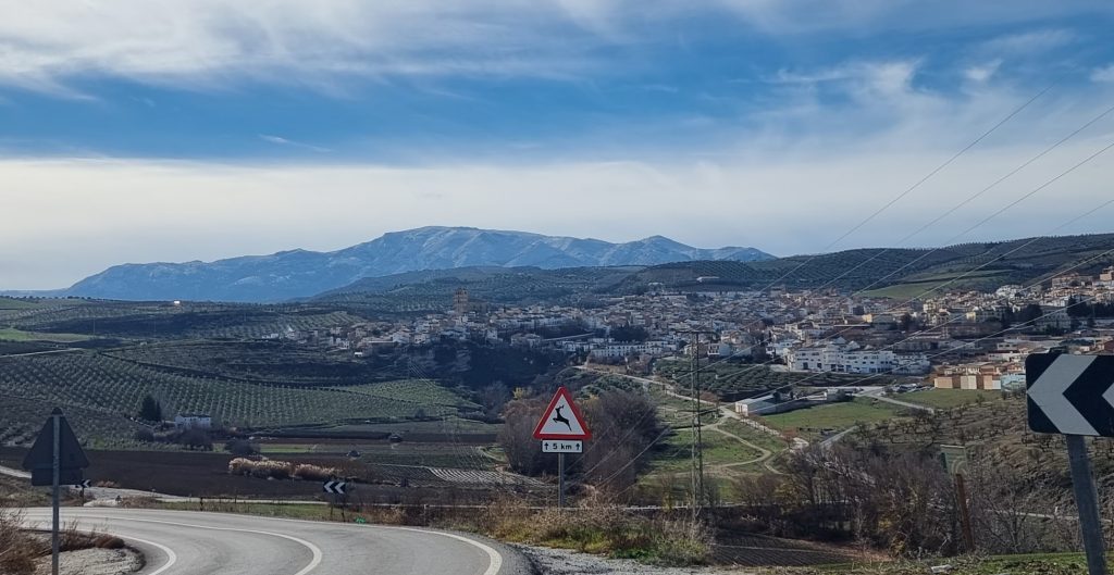 Alhama de Granada con la Sierra de Tejeda al fondo