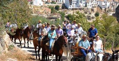 Romeria del Vino de Alhama de Graanda. Caballos, caballeros y amazonas, y de fonde el pueblo de ALhama y su parroquia